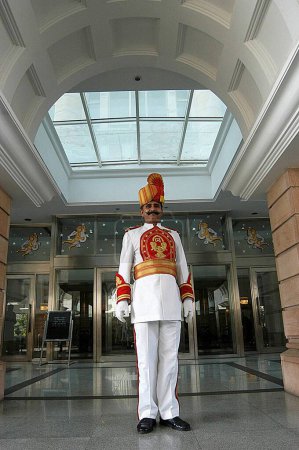 Foto de Portero del hotel de cinco estrellas en Bombay Mumbai, Maharashtra, India - Imagen libre de derechos