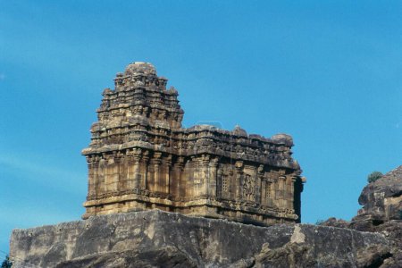Foto de Templo Maligith Shivalaya contra el cielo azul, Badami, Karnataka, India, Asia - Imagen libre de derechos