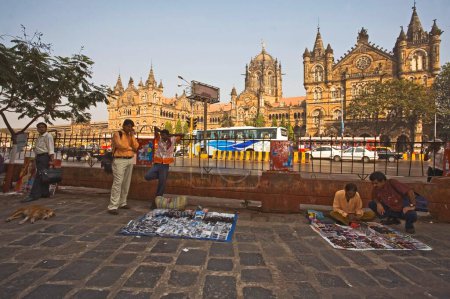 Téléchargez les photos : Hawkers vendant des marchandises devant Chhatrapati Shivaji Terminus CST appelé Victoria Terminus VT ; Bombay Mumbai ; Maharashtra ; Inde Site du patrimoine mondial - en image libre de droit