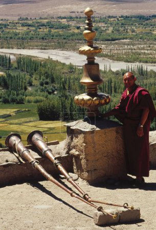 Foto de Lama en la terraza junto con trompetas largas, monasterio de tikse, ladakh, Jammu y Cachemira, India - Imagen libre de derechos