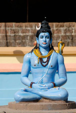 Eine Statue eines shiva shankara in Kunkeshwar; taluka Devgad; Bezirk Sindhudurga; Maharashtra; Indien; Asien