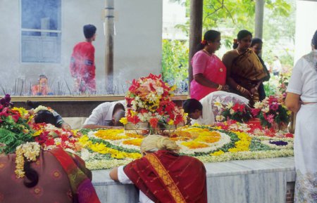 Téléchargez les photos : Aurobindo Samadhi décoré avec des fleurs par des dévots, Pondichéry, Territoire de l'Union, Inde - en image libre de droit