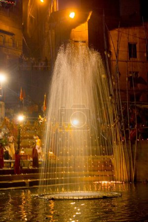 Téléchargez les photos : Fontaine au ghat dev diwali célébration ; Varanasi ; Uttar Pradesh ; Inde - en image libre de droit