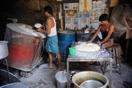 Foto de Hombre haciendo tandoori roti en la cocina, Bombay Mumbai, Maharashtra, India - Imagen libre de derechos