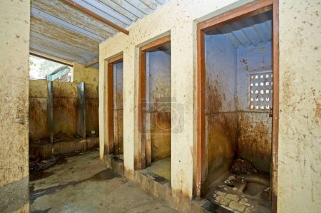 Toilettes publiques pour les hommes dans un bidonville dans un état non hygiénique ; bidonville Khotwadi ; Santacruz ; Bombay maintenant Mumbai ; Maharashtra ; Inde