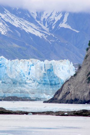 Téléchargez les photos : Iceberg près du glacier Hubbard ; Le plus long glacier des marées en Alaska ; Parc national de Saint Elias ; Baie du désenchantement ; Alaska ; États-Unis d'Amérique - en image libre de droit