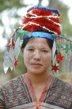 Téléchargez les photos : Danseuse, danse tribale sakeluaih, Mizoram, Inde - en image libre de droit