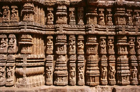 Téléchargez les photos : Statues sculptées sur le mur du temple solaire de Konarak Monument du patrimoine mondial, Konarak, Orissa, Inde - en image libre de droit