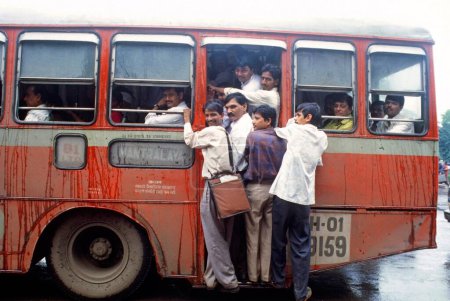 Téléchargez les photos : Bondé BEST Bus, Mumbai, Maharashtra, Inde - en image libre de droit