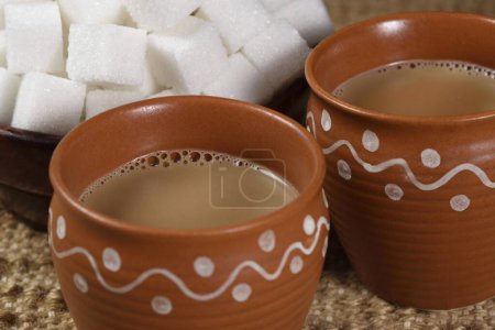 Tasse indischer Kulhad-Tee mit Zuckerwürfeln, Indien, Asien
