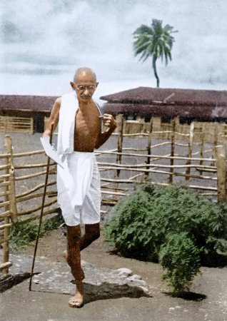 Téléchargez les photos : Mahatma Gandhi marchant dans l'ashram Satyagraha, Wardha, Maharashtra, Inde, Asie, 1940 - en image libre de droit