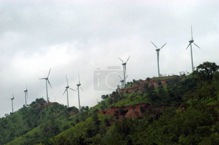 Foto de Granjas de molinos de viento en Chitradurg; 250 km de Bangalore; Karnataka; India - Imagen libre de derechos