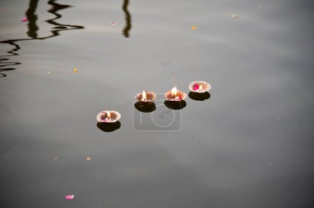 Téléchargez les photos : Lampe à huile flottant sur la rivière, mathura, uttar pradesh, Inde, Asie - en image libre de droit