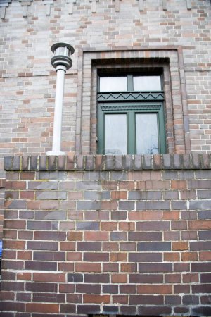 Color marrón Pared de ladrillo con ventana y chimenea; Salzwedel; Alemania; Europa