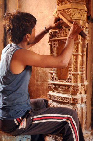 Téléchargez les photos : Sculpteur en bois travaillant dans le temple Jain ; Kutch ; Gujarat ; Inde - en image libre de droit