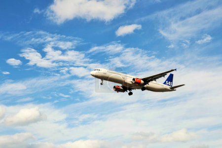 Téléchargez les photos : Avion SAS Scandinavian Airlines atterrissant à l'aéroport d'Heathrow, Londres, Royaume-Uni - en image libre de droit