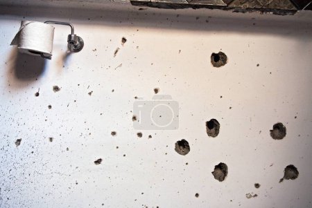 Téléchargez les photos : Marques de balles sur le mur de la maison nariman Centre communautaire juif par des terroristes moudjahidines du deccan attentat à Bombay Mumbai, Maharashtra, Inde 17 février 2009 - en image libre de droit