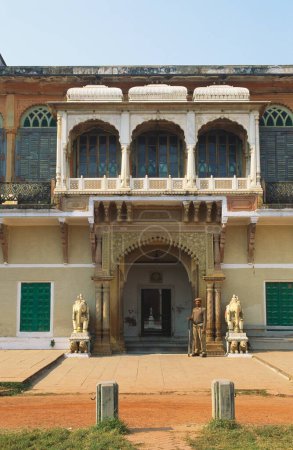 Foto de Entrada ricamente decorada de residencia palacio de Maharaja de Banaras, fuerte de Ramnagar, Varanasi, Uttar Pradesh, India - Imagen libre de derechos