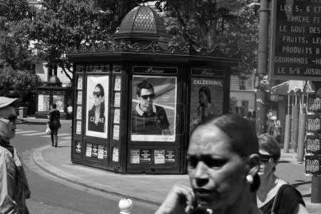 Téléchargez les photos : Trois visages, kiosque Presse, affiches de Céline et Calzedonia, Paris, France, Europe - en image libre de droit