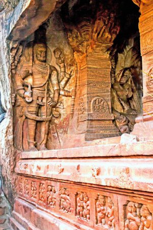 Escultura en relieve Vishnu de ocho brazos, templo cueva cortado en roca, Badami, Bagalkot, Karnataka, India