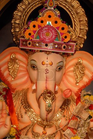 Téléchargez les photos : Gros plan de l'idole colorée du Seigneur Ganesh ; adoration pour le festival Ganapati ; éléphant dirigé dieu hindou ; Pratiksha Nagar ; Sion ; Mumbai Bombay ; Inde - en image libre de droit