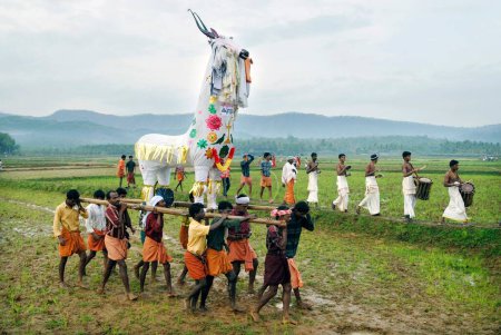 Téléchargez les photos : Personnes célébrant le festival Anthimahakalan vela à Chelakkara, Kerala, Inde - en image libre de droit