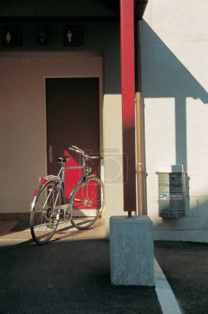 Foto de Bicicleta en la pared; Dissentis; Suiza - Imagen libre de derechos