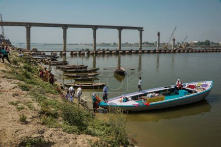 Téléchargez les photos : Pont, rivière ganga, varanasi, uttar pradesh, Inde, asie - en image libre de droit