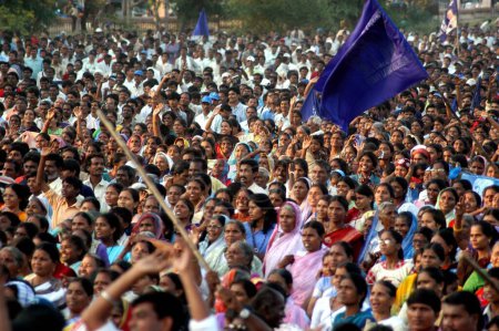 Téléchargez les photos : Foule lors du rassemblement du président du parti Bahujan Samajwadi Mayawati lors de la campagne électorale pour l'élection de 2004 de Lok Sabha à Nagpur, Maharashtra, Inde - en image libre de droit