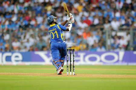 Téléchargez les photos : Le batteur sri-lankais Thisara Perera joue au tir lors de la finale de la Coupe du monde de cricket ICC contre l'Inde jouée au stade Wankhede à Mumbai en Inde le 02 avril 2011 - en image libre de droit