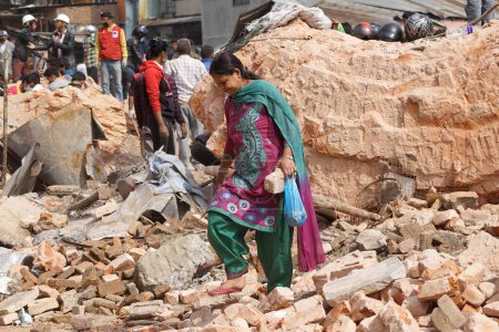 Téléchargez les photos : Tour du Dharahara après tremblement de terre, kathmandu, nepal, asie - en image libre de droit