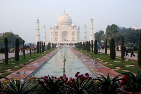 Téléchargez les photos : Taj mahal Septième Merveille du Monde ; Agra ; Uttar Pradesh ; Inde - en image libre de droit