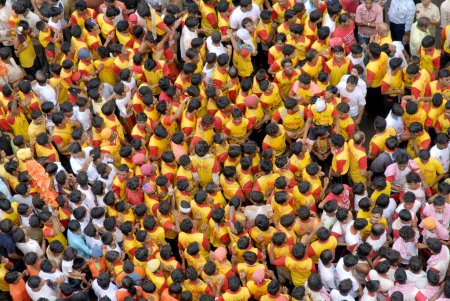 Foto de Vista aérea de personas que usan camiseta roja amarilla en Dahikala, Janmashtami janmashtami gokul ashtami govinda festival, Dadar, Bombay now Mumbai, Maharashtra, India - Imagen libre de derechos
