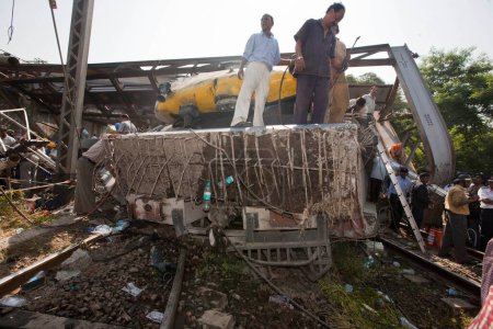 Téléchargez les photos : Tuyauterie d'eau s'est effondré sur le déplacement du train local, thane, maharashtra, Inde, Asie - en image libre de droit