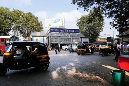 Foto de Khar road railway station, Mumbai, Maharashtra, India, Asia - Imagen libre de derechos