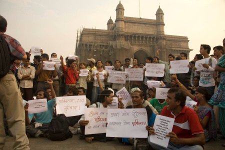 Foto de 3 de diciembre, personas cerca de Gateway of India protestan contra ataques terroristas el 26 de noviembre de 2008 en Bombay Mumbai, Maharashtra, India - Imagen libre de derechos