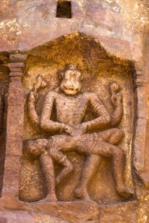 Ukkra Narasimha matando Hiranya Narasimha Avtar Bas relieve en el templo de la cueva del siglo VII; Badami; Karnataka; India
