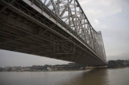 Téléchargez les photos : Vue du pont Howrah maintenant Rabindra Setu sur la rivière HooApproximativement ; Calcutta Kolkata ; Bengale occidental ; Inde - en image libre de droit