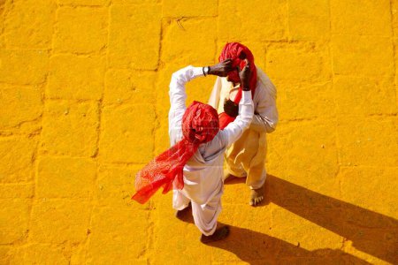 Téléchargez les photos : Dévots attacher turbans pendant les célébrations dasshera au temple jejuri situé, pune, Maharashtra, Inde - en image libre de droit