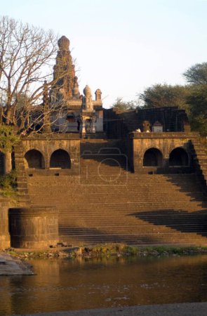Alter Shiva Shankar Tempel und Ghat in der Nähe des Krishna Flusses bei Mahuli; Sangamehvar in der Nähe der Stadt Satara; Maharashtra; Indien