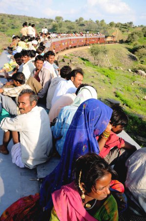 Foto de Personas que corren riesgo mientras viajan en el techo del tren, Goram ghat, Marwar Junction, Rajastán, India - Imagen libre de derechos