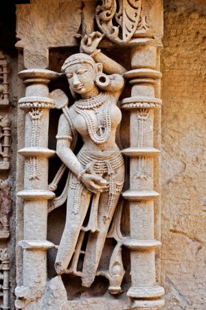 Téléchargez les photos : Sursundari Padmagandha ; Rani ki vav ; step well ; stone carving ; Patan ; Gujarat ; India - en image libre de droit