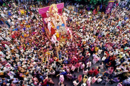 Téléchargez les photos : Ganesh procession d'immersion à Bombay Inde - en image libre de droit