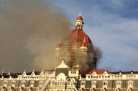 Foto de El humo emite desde el Taj Mahal Hotel durante el ataque terrorista de Deccan Mujahideen; Bombay Mumbai; Maharashtra; India 27-noviembre-2008 - Imagen libre de derechos