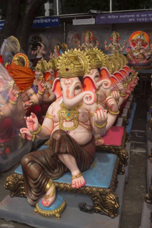Téléchargez les photos : Idoles du Seigneur Ganesha conservées pour la vente, Pune, Maharashtra, Inde, Asie - en image libre de droit