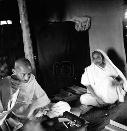 Téléchargez les photos : Mahatma Gandhi avec sa femme Kasturba dans sa cabane à l'Ashram de Sevagram, Vardha, Maharashtra, Inde, 1939 - en image libre de droit