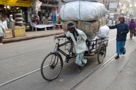 Foto de Trabajador tirando de la paca en triciclo rickshaw Kolkata Bengala Occidental India Asia - Imagen libre de derechos