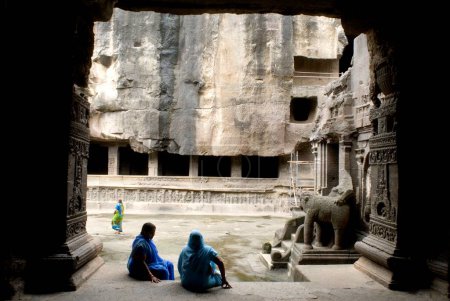Téléchargez les photos : Touriste au temple Kailash ; Grottes d'Ellora ; Aurangabad ; Maharashtra ; Inde - en image libre de droit