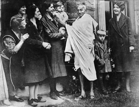Téléchargez les photos : Un salut de cerise pour un jeune habitant du village Springvale Garden, Darwen, Lancashire, Angleterre, 26 septembre 1931 - en image libre de droit