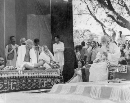 Téléchargez les photos : Le poète Rabindranath Tagore prononce un discours de bienvenue au Mahatma Gandhi et à sa femme Kasturba, février 1940 - en image libre de droit